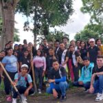 Grupo de jóvenes del Centro Don Bosco en Mariches con Fernando Jáuregui de EcoPrácticas, luego de sembrar árboles en Valle Fresco.